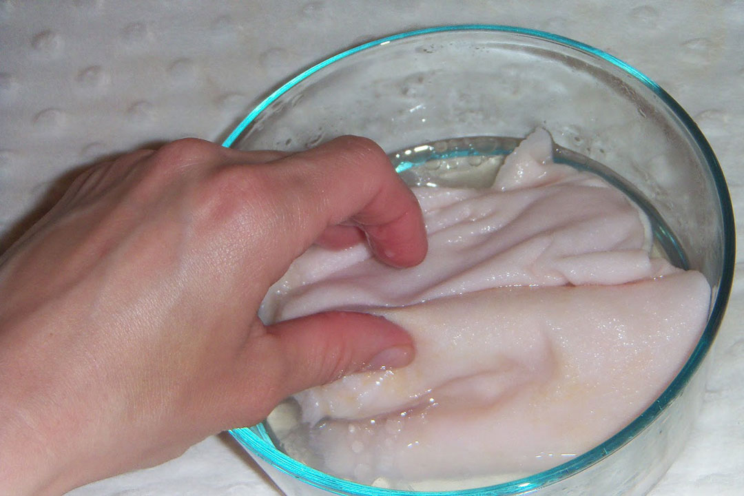 Pour the mixture on the paper towel and soak thoroughly